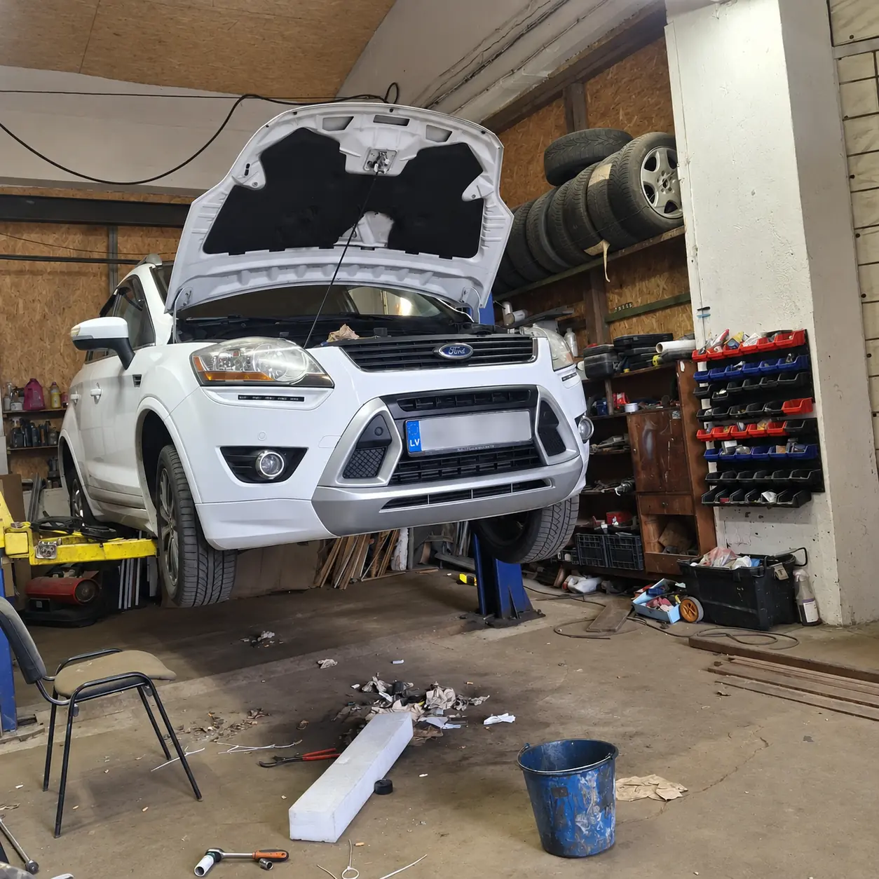 Ford auto remonts uz pacēlāja