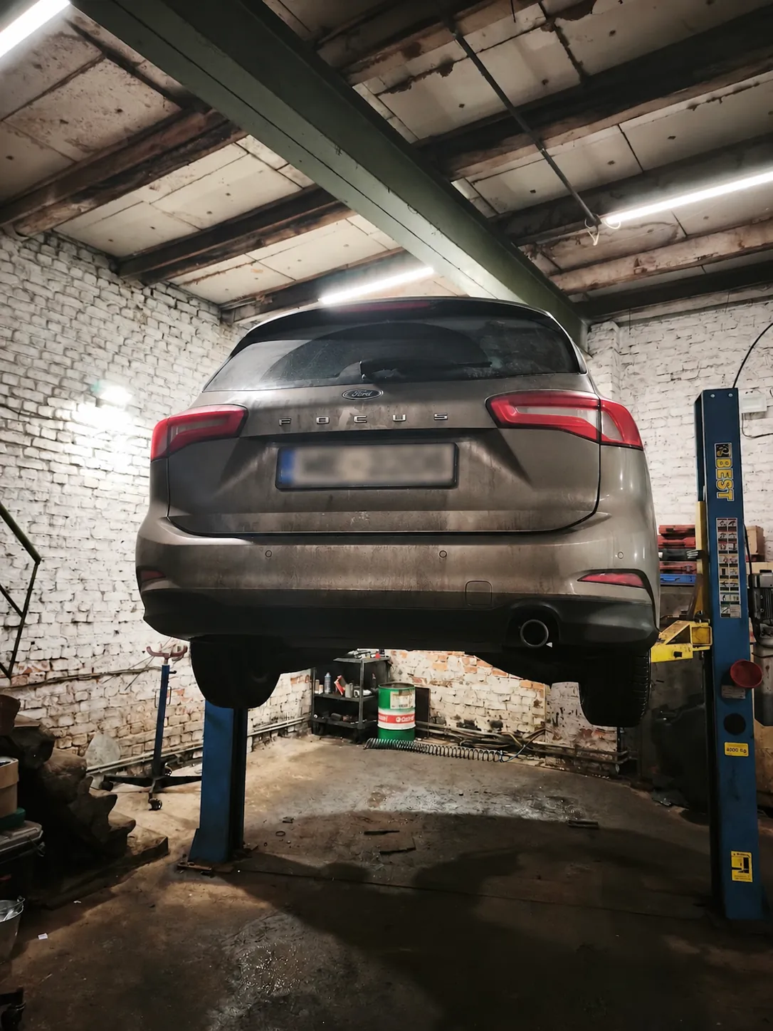 Ford Focus remonts uz pacēlāja