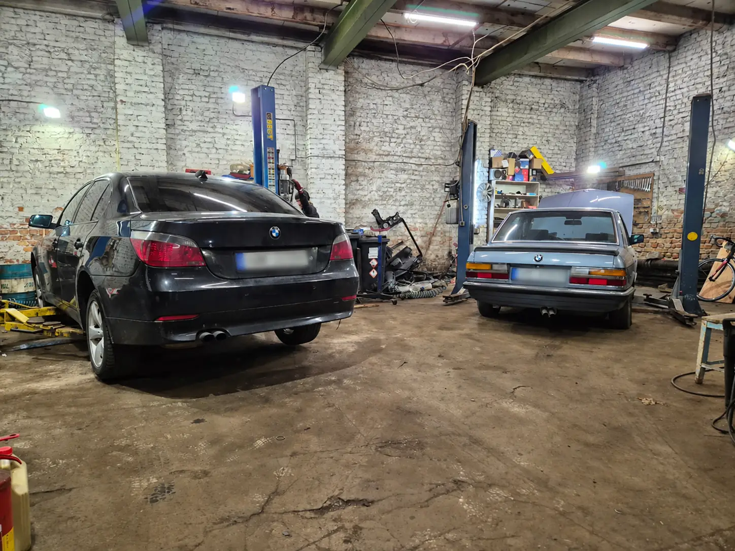 BMW automašīnas remonta telpās