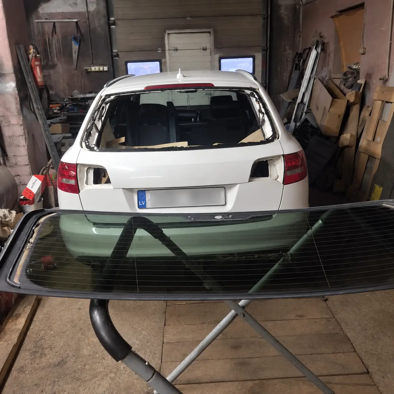 Audi aizmugurējā stikla maiņa