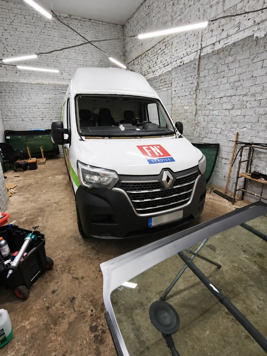 Renault busa vējstikla nomaiņas process