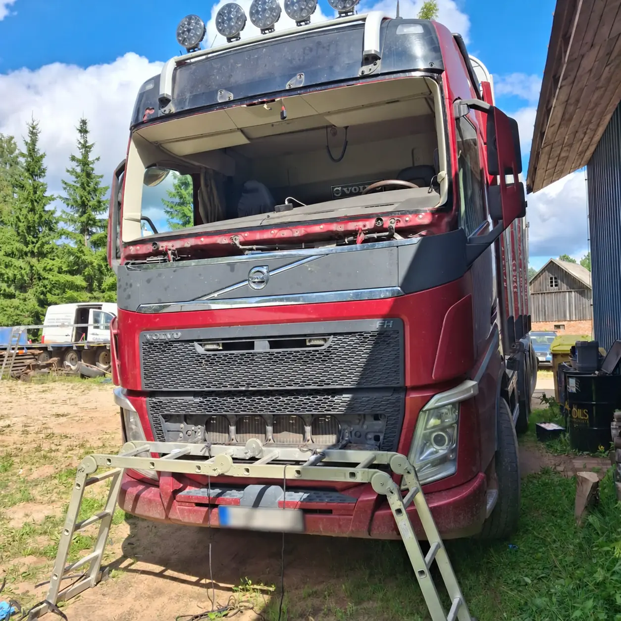 Kravas auto stikla maiņa StikluMeistars darbnīcā